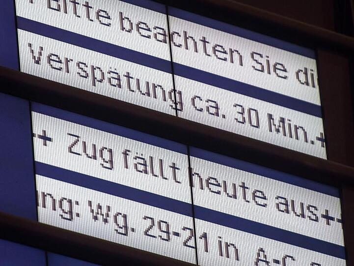 Ein Hinweis auf verspätete und ausgefallene Züge steht auf einer Informationstafel der Bahn. Foto: Lino Mirgeler/Archiv