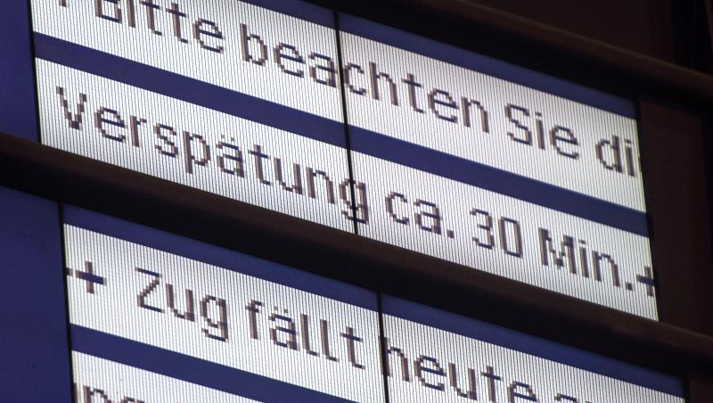 Ein Hinweis auf verspätete und ausgefallene Züge steht auf einer Informationstafel der Bahn. Foto: Lino Mirgeler/Archiv Ein Hinweis auf verspätete und ausgefallene Züge steht auf einer Informationstafel der Bahn. Foto: Lino Mirgeler/Archiv