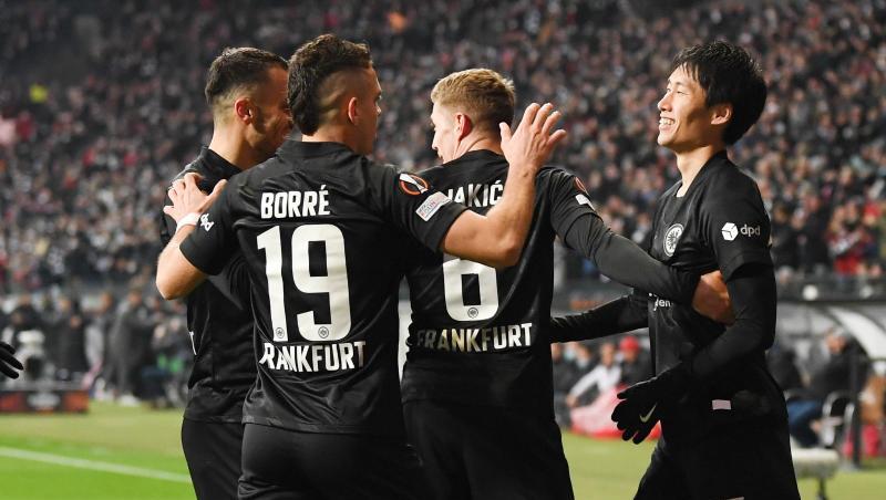Frankfurts Daichi Kamada (r) jubelt nach seinem Tor zum 1:0 gegen Antwerpen mit Lucas Silva Melo (l-r), Filip Kostic, Rafael Santos Borré und Kristijan Jakic.