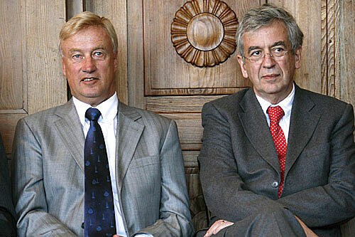 Man krümmt sich keine Bügelfalte im hanseatischen Wahlkampf: Ole von Beust (l.) und Michael Naumann