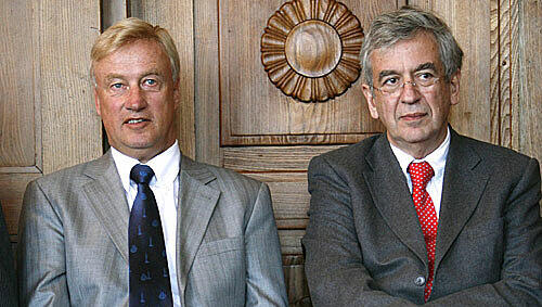 Man krümmt sich keine Bügelfalte im hanseatischen Wahlkampf: Ole von Beust (l.) und Michael Naumann Man krümmt sich keine Bügelfalte im hanseatischen Wahlkampf: Ole von Beust (l.) und Michael Naumann