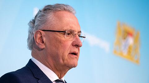Joachim Herrmann (CSU), Innenminister von Bayern, nimmt an einer Pressekonferenz teil.