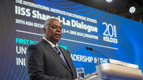 US-Verteidigungsminister Lloyd Austin spricht auf dem asiatischen Sicherheitsforum Shangri-La-Dialog in Singapur.