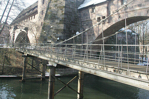 Derzeit von faulenden Holzpfosten gestützt: Der Kettensteg, der 1825 als erste schwebende Flußbrücke die Pegnitz überspannte.
