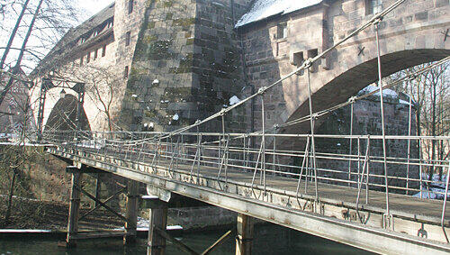 Derzeit von faulenden Holzpfosten gestützt: Der Kettensteg, der 1825 als erste schwebende Flußbrücke die Pegnitz überspannte. Derzeit von faulenden Holzpfosten gestützt: Der Kettensteg, der 1825 als erste schwebende Flußbrücke die Pegnitz überspannte.