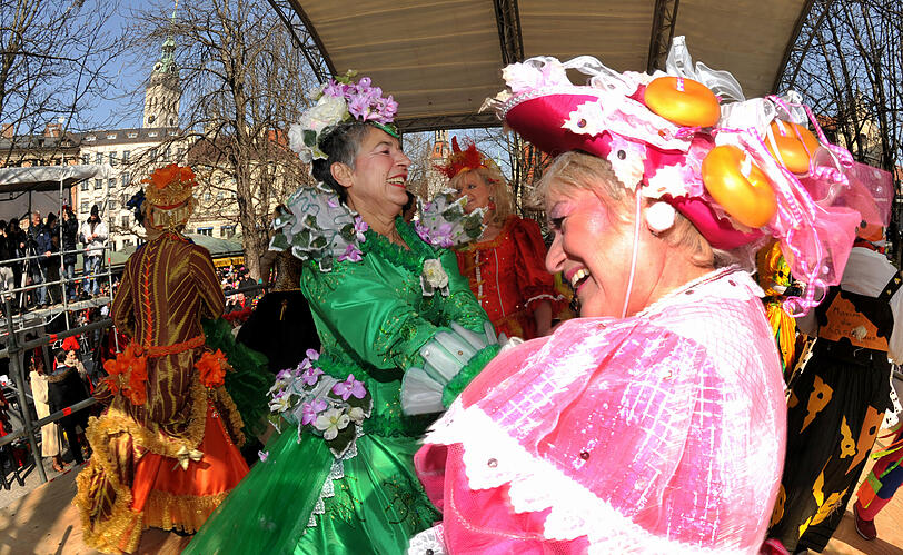 Buntes Treiben auf der Bühne