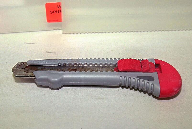 Mit einem Teppichmesser hat ein Mann am S-Bahnhof einen anderen am Hals verletzt.