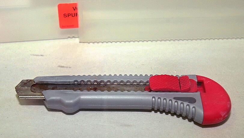 Mit einem Teppichmesser hat ein Mann am S-Bahnhof einen anderen am Hals verletzt. Mit einem Teppichmesser hat ein Mann am S-Bahnhof einen anderen am Hals verletzt.