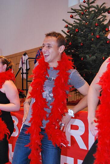 Weihnachtsüberraschung: Die Bayern-Stars Rafinha, Badstuber, Kroos, Boateng & Co. waren am Wochenende bei zahlreichen Fanklubs zu Besuch - und als Präsent hatten sie nach dem 4:1-Sieg gegen Werder Bremen sogar die Tabellenführung im Gepäck: Die Bilder.