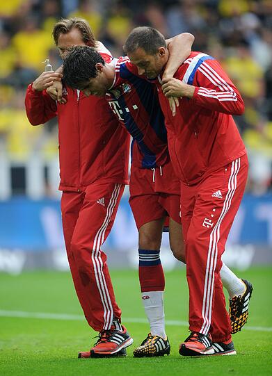 JAVI MARTÍNEZ - Ohne NOTE - Schlimmer geht&rsquo;s nimmer. Krachte mit dem linken Knie beim Schussversuch gegen Schmelzer (29.). Hatte schreckliche Schmerzen, musste mit der Trage vom Platz. Verdacht auf Kreuzbandriss, Kernspin-Untersuchung am Donnerstag.