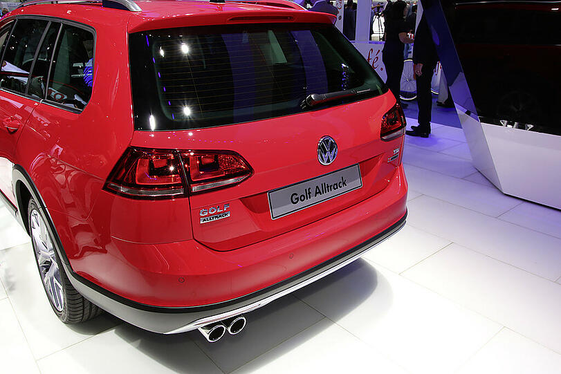 Der neue VW Golf Variant Alltrack ist etwas höher und etwas Schotter-tauglicher.