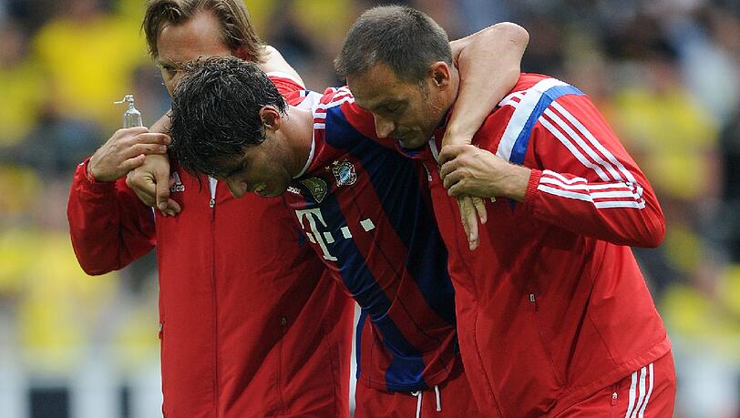 Noch länger müssen die Bayern-Fans auf Javi Martinez warten. Nach seinem Kreuzbandriss im Supercup gegen Dortmund bewegt sich der Defensivmann noch mit Krücken und Schiene fort. Noch länger müssen die Bayern-Fans auf Javi Martinez warten. Nach seinem Kreuzbandriss im Supercup gegen Dortmund bewegt sich der Defensivmann noch mit Krücken und Schiene fort.