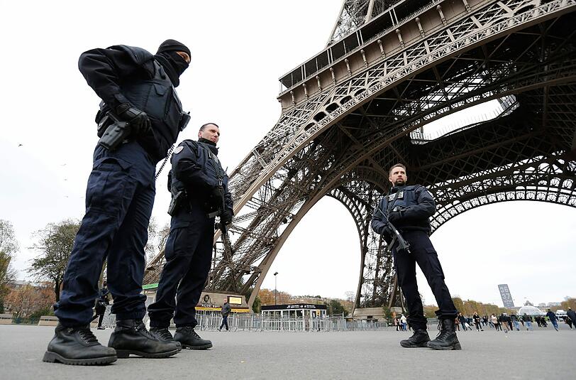 Polizisten im November vergangenen Jahres vor dem Eiffelturm. Ein Staatsanwalt warnt nun vor neuen Anschlägen in Frankreich. Foto: Guillaume Horcajuelo