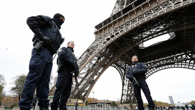 Polizisten im November vergangenen Jahres vor dem Eiffelturm. Ein Staatsanwalt warnt nun vor neuen Anschlägen in Frankreich. Foto: Guillaume Horcajuelo Polizisten im November vergangenen Jahres vor dem Eiffelturm. Ein Staatsanwalt warnt nun vor neuen Anschlägen in Frankreich. Foto: Guillaume Horcajuelo