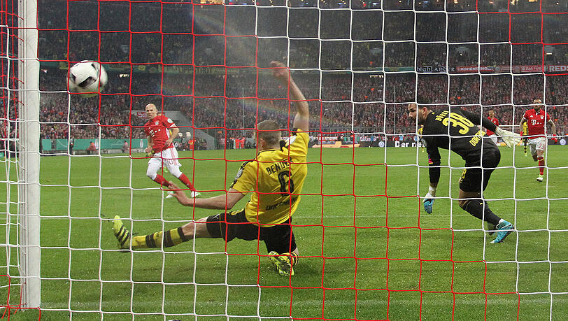 Für den Dortmunder Sven Bender war es das erste Pokalspiel in dieser Saison, seine spektakuläre Rettung nach dem Schuss des freistehenden Bayern-Profis Arjen Robben gehörte zu den meistdiskutierten Situationen der Partie.