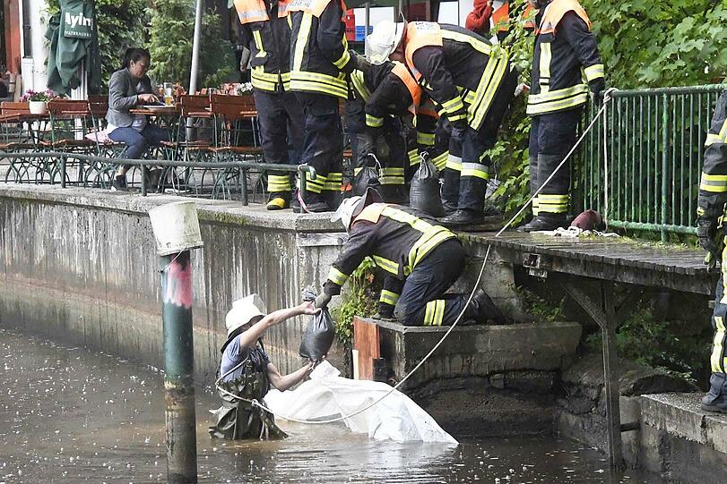 Feuerwehrleute dichten das Leck ab.