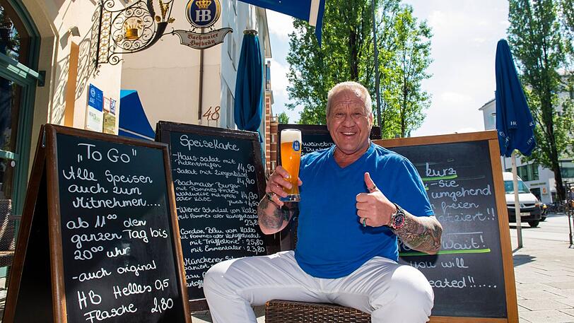 Promi-Wirt Hugo Bachmaier vor seinem Bachmaier Bräu.
