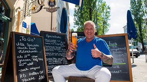 Promi-Wirt Hugo Bachmaier vor seinem Bachmaier Bräu.