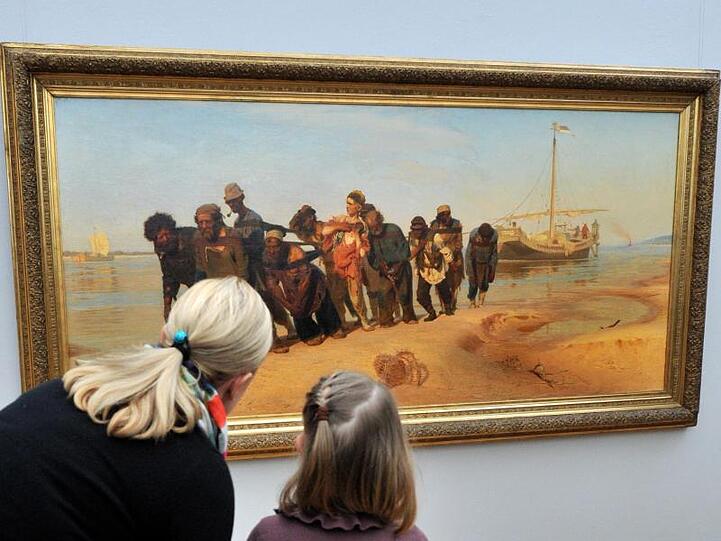 "Die Wolgatreidler" von Ilja Repin in der Ausstellung "Die Peredwischniki. Maler des russischen Realismus" in Chemnitz 2012.