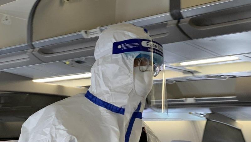 Ein Beamter der chinesischen Gesundheitsbehörde begleitet den Sonderflug, um die Körpertemperatur von Passagieren zu messen und nach Krankheitssymptomen zu fragen. Ein Beamter der chinesischen Gesundheitsbehörde begleitet den Sonderflug, um die Körpertemperatur von Passagieren zu messen und nach Krankheitssymptomen zu fragen.