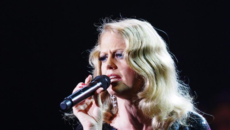Barbara Schöneberger singt wieder. Barbara Schöneberger singt wieder.