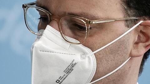 Bundesgesundheitsminister Jens Spahn mit FFP2-Maske nach einer Pressekonferenz in Berlin.