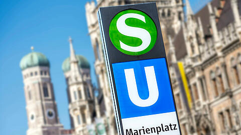 Der Angreifer benutzte die Rolltreppen zwischen U- und S-Bahn entgegen der Fahrtrichtung, dann kam es zum Streit. (Archivbild)
