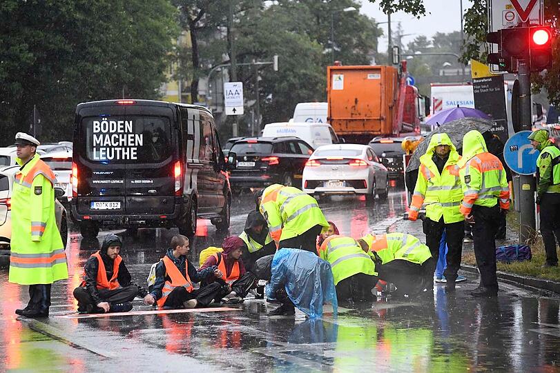 Die "Letzte Generation" protestiert in München – bereits seit vergangenem Donnerstag gibt es immer wieder Aktionen in der Stadt – so auch am Freitagmorgen.