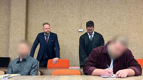 Die beiden Angeklagten schwiegen zun&auml;chst. (Archivbild)