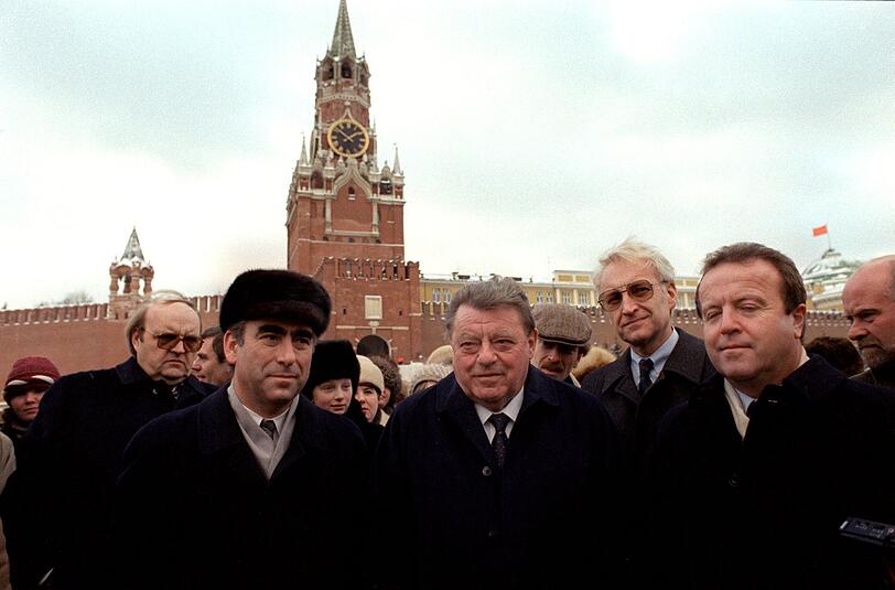 Die CSU-Weggef&auml;hrten Theo Waigel, Edmund Stoiber und Gerold Tandler mit dem damaligen bayerischen Ministerpr&auml;sidenten Franz Josef Strau&szlig; (2. v. l.) in Russland.