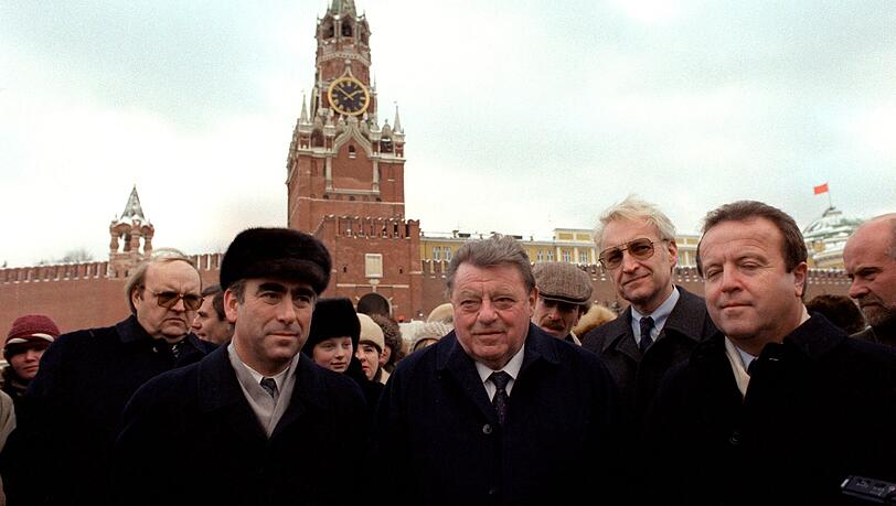 Die CSU-Weggef&auml;hrten Theo Waigel, Edmund Stoiber und Gerold Tandler mit dem damaligen bayerischen Ministerpr&auml;sidenten Franz Josef Strau&szlig; (2. v. l.) in Russland.