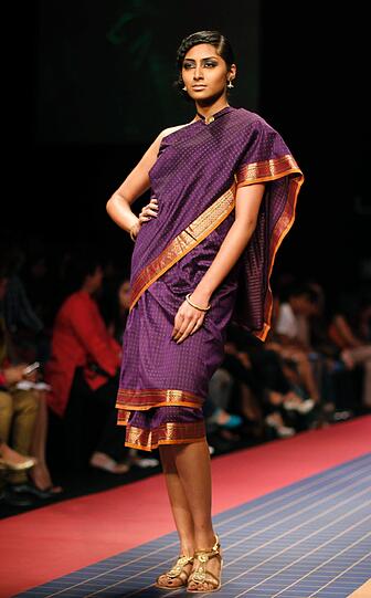 Fashion Week in der indischen Hafenmetropole Mumbai: Manche Kreationen sehen aus, als kämen sie von einem anderen Planeten. Der Stil bewegt sich in gewagter Weise zwischen Lady Gaga, Star Wars und Minnie Maus.