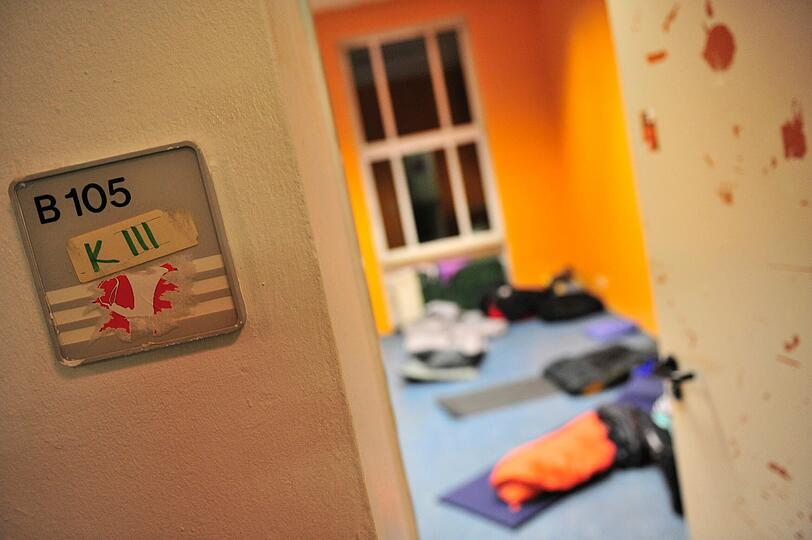 ...fürs Erste müssen's Decken und Schlafsäcke tun.