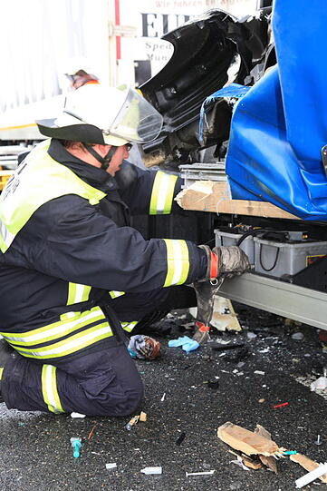 Schwerer Lkw-Unfall auf der A8 bei Frasdorf: Ein Lastwagen war in ein liegengebliebenes Fahrzeug gerast. Die Bilder.
