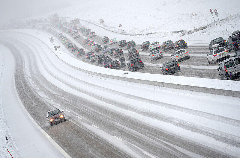 Autos fahren am 03.01.2015 bei Schneefall über die Autobahn A8 München - Stuttgart bei Adelsried.