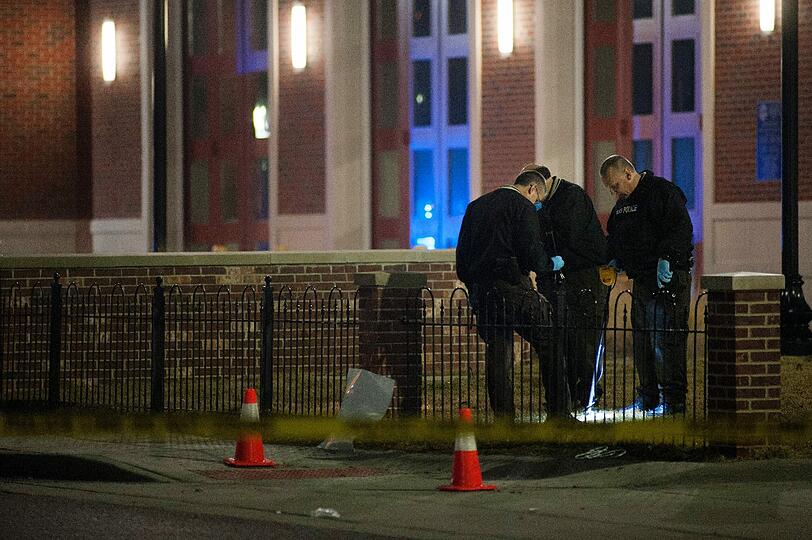 Bei einer Demonstration nach dem angekündigten Rücktritt des Polizeichefs sind zwei Polizisten angeschossen worden. Ein 44 Jahre alter Polizist ist an der Schulter und sein 32 Jahre alter Kollege im Gesicht getroffen worden.