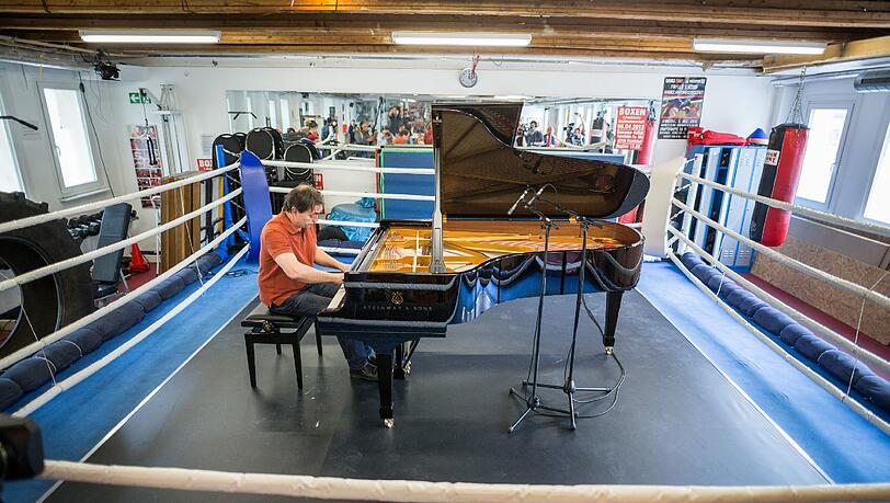 Pierre-Laurent Aimard spielt in einem Boxring - allerdings nicht Beethoven. Pierre-Laurent Aimard spielt in einem Boxring - allerdings nicht Beethoven.