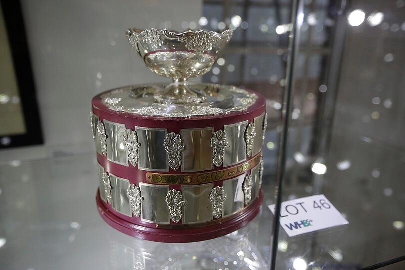In einer Vitrine der Knapp-Galerie ist eine Replika der Davis-Cup Trophäe des früheren deutschen Tennis-Stars Boris Becker zu sehen.