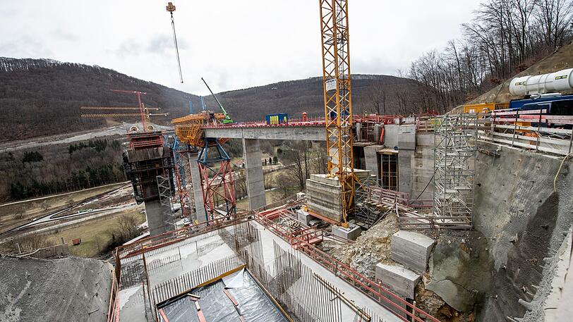 Auf einer Baustelle stürzte ein Bauarbeiter auf eine Betonplatte. (Symbolbild)