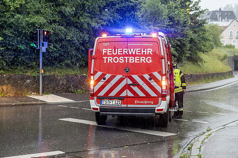 Weite Teile Bayerns wurden am Donnerstag von heftigen Gewittern heimgesucht - auch in Trostberg (Landkreis Traunstein) liefen Unterführungen voll.