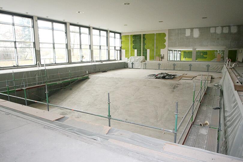 Das Harlachinger Bad ist komplett erneuert worden. Ende 2012 hatte sich die AZ auf der Baustelle umgesehen.