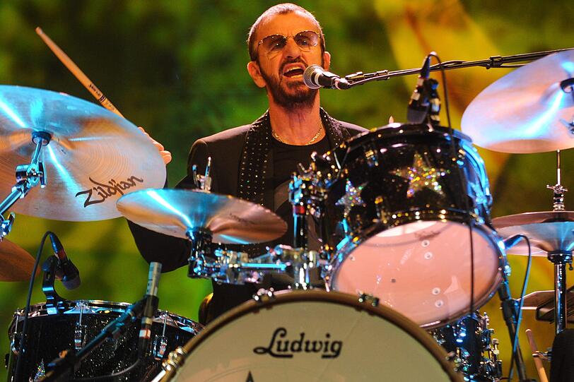 Ringo Starr am Schlagzeug.
