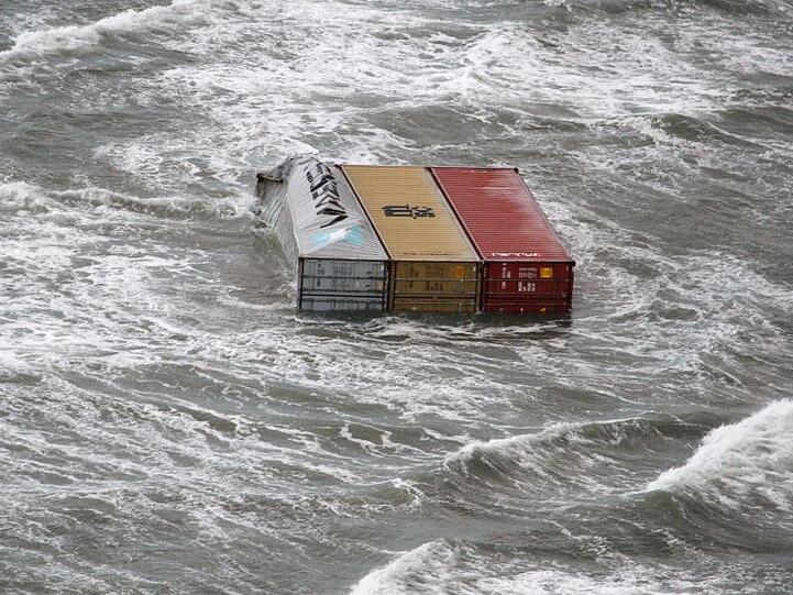 Container treiben in der Nordsee in niederländischen Küstengewässern.