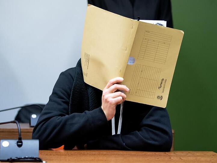 Der wegen versuchten Mordes angeklagte 30-jährige Informatiker sitzt im Sitzungssaal. Foto: Sven Hoppe/dpa/Archivbild