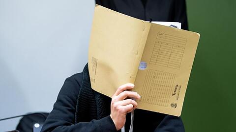 Der wegen versuchten Mordes angeklagte 30-jährige Informatiker sitzt im Sitzungssaal. Foto: Sven Hoppe/dpa/Archivbild
