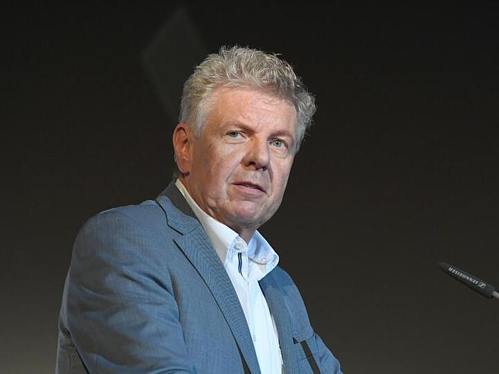 Der Oberbürgermeister von München Dieter Reiter steht auf einer Bühne. Foto: Felix Hörhager/dpa/Archivbild