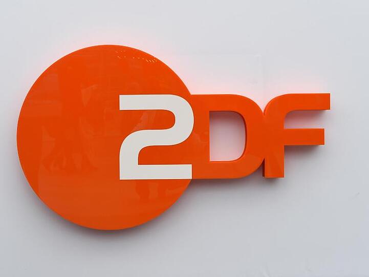 Das Logo des zdf ist in orange und weiß zu sehen. Foto: Jens Kalaene/Archiv