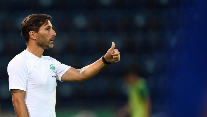Trainer Stefan Leitl von Greuther Fürth zeigt den Daumen hoch.
