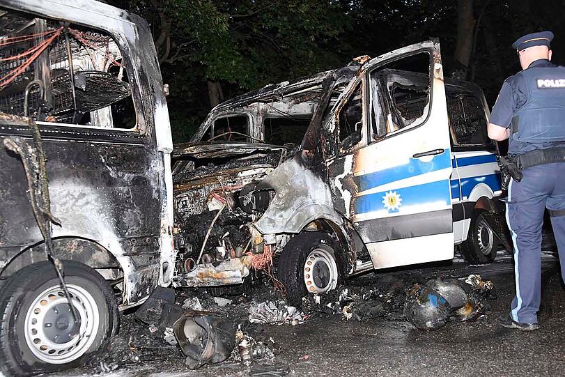 Weitere Bilder der brennenden Polizeiautos in München.