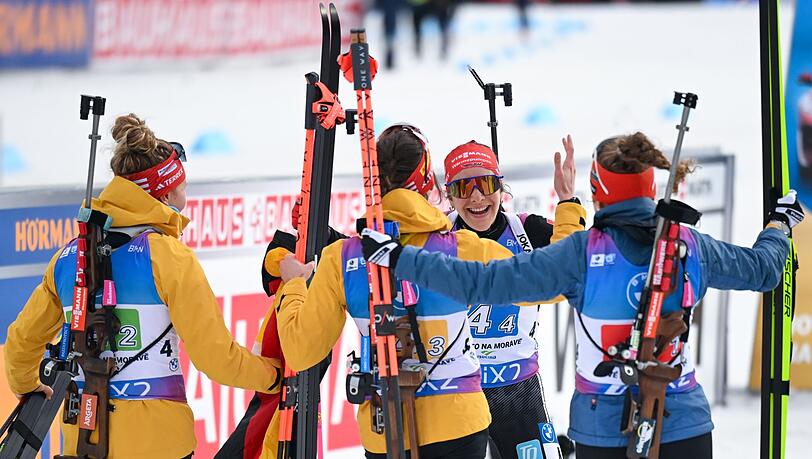 Sophia Schneider (2.v.r.) sicherte den DSV-Frauen WM-Bronze.